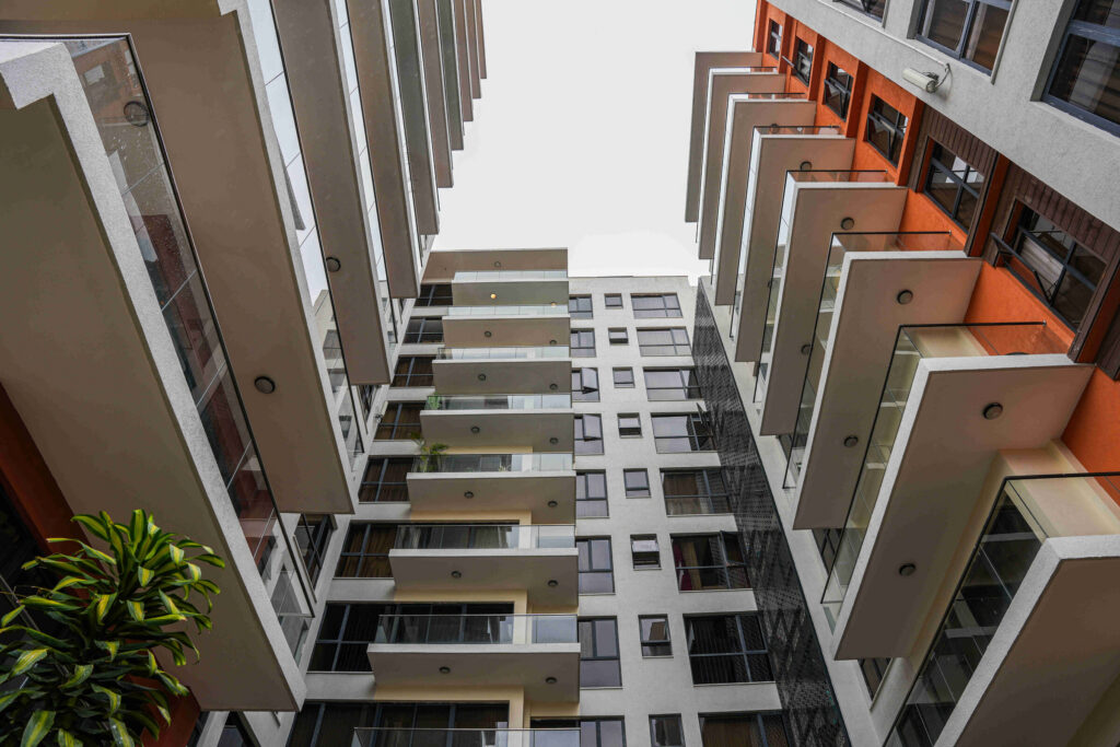 Street-level approach to 5th Park Heights on 5th Parklands Avenue